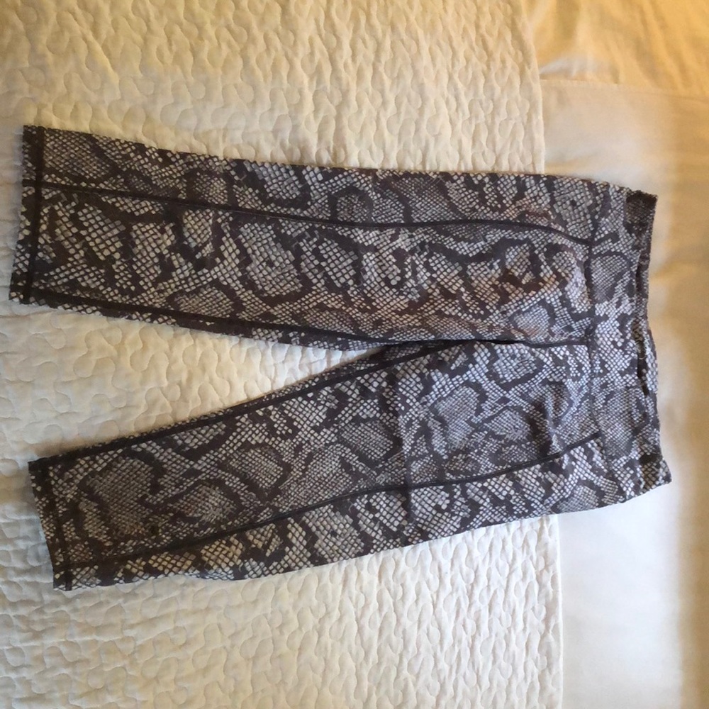 Betsey Johnson Snakeskin crop leggings